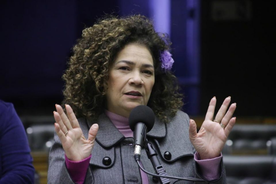 Deputada Perpétua Almeida