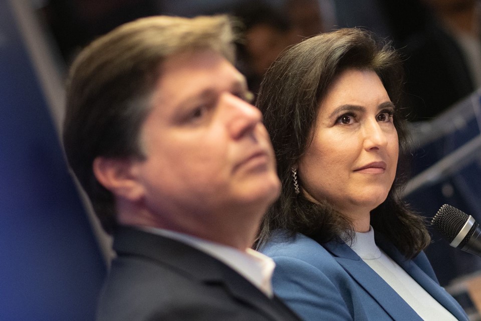 O presidente do MDB, Baleia Rossi, ao lado da senadora Simone Tebet em coletiva de Imprensa do lançamento de sua pré-candidata à Presidência da República pelo partido - Metrópoles