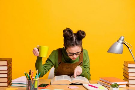 Imagem colorida de uma mulher estudando