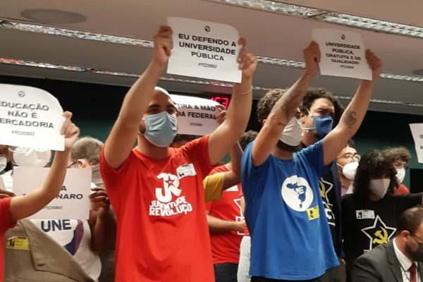 Universitários protestam na Câmara