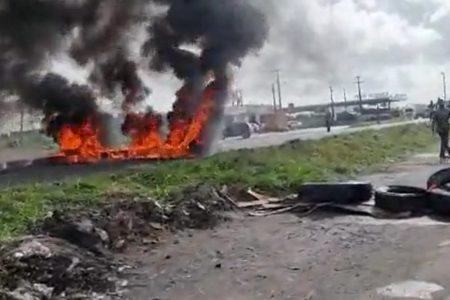 Moradores protestam contra morte de Genivaldo, morto após abordagem da PRF, queimando peneus em via pública - Metrópoles