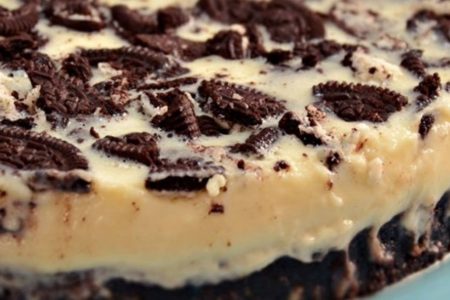 Torta de biscoito Oreo com camada preta e branca - Metrópoles