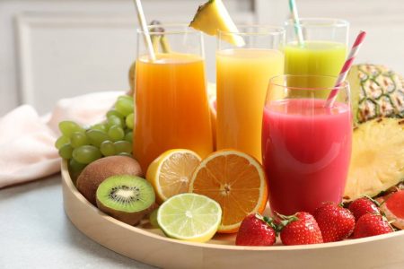 Foto de uma bandeja com frutas e sucos coloridos