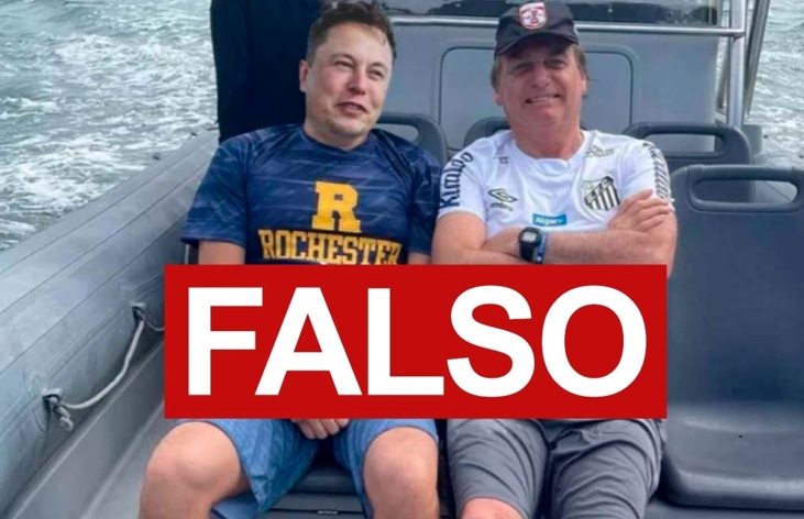 Foto falsa de Bolsonaro sentado ao lado do empresário Elon Musk em lancha. A montagem é feita colocando a cabeça do empresário no corpo de outra pessoa que aparece na foto real. Na frente, um banner vermelho escrito "Falso" - Metrópoles