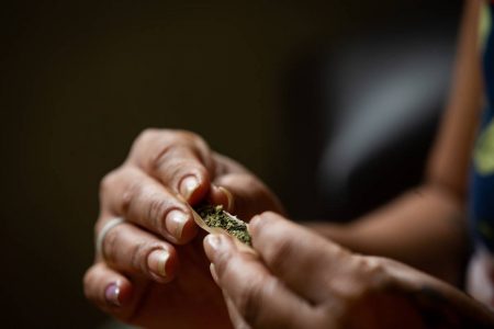 Mãos de mulher e cigarro de maconha - Metrópoles