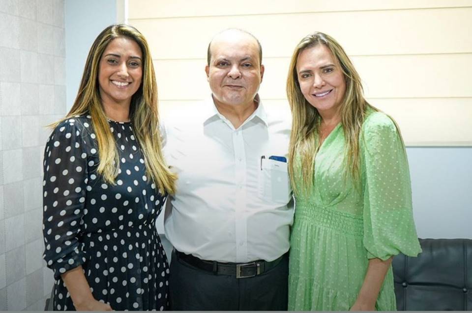 Na foto, Flávia Arruda, Ibaneis Rocha e Celina Leão aparecem abraçados