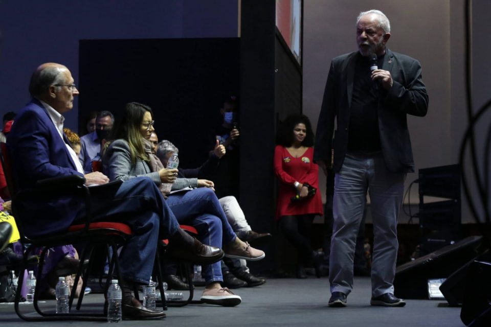 O ex-presidente Luiz Inácio Lula da Silva (PT) e o ex-governador de São Paulo, Geraldo Alckmin (PSB, se encontram com representantes de movimentos populares