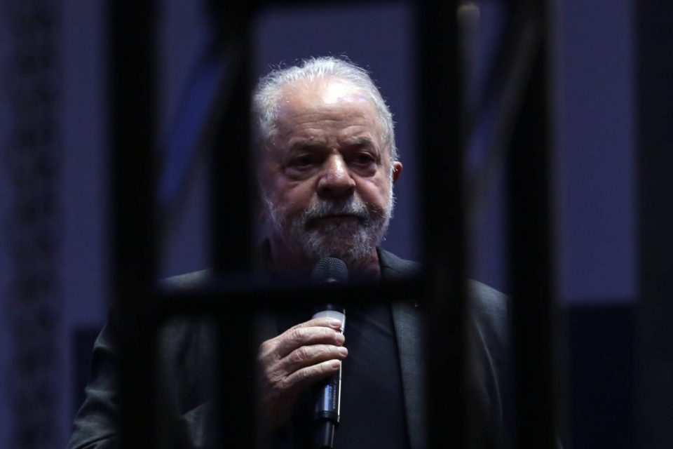 O ex-presidente Luiz Inácio Lula da Silva (PT) e o ex-governador de São Paulo, Geraldo Alckmin (PSB, se encontram com representantes de movimentos populares