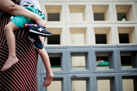 Mãe com criança de colo aguarda por atendimento em hospital público do DF - Metrópoles