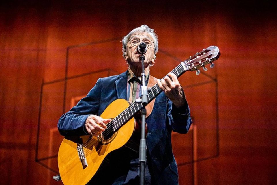 caetano veloso segurando violão - Metrópoles