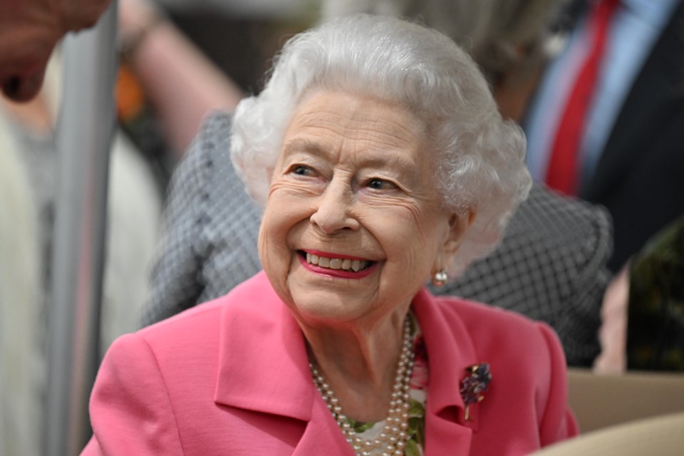 Foto colorida. Rainha Elizabeth