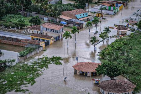 Chuvas fortes causam inundações e alagamentos em Alagoas