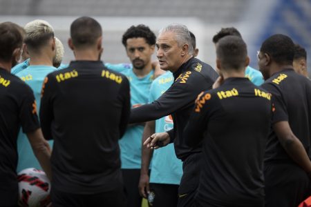 Tite durante treina da Seleção na Coreia