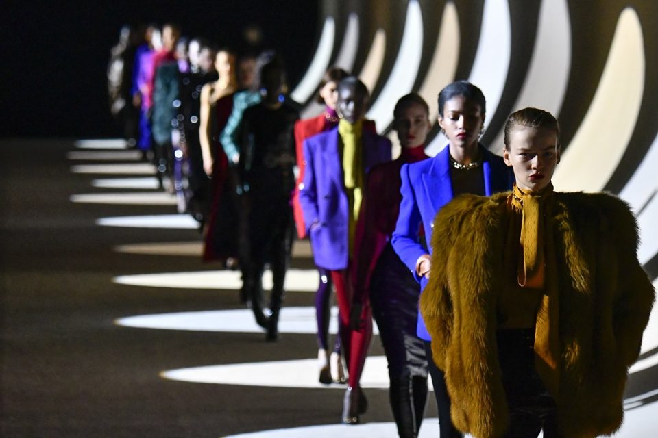 Fila final do desfile da marca Yves Saint Laurent, que é quando todas as modelos desfilam ao mesmo tempo, enfileiradas.