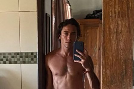 Jesuita Barbosa, ator da novela Pantanal, tira foto sem camisa no espelho. Ele é branco, tem olhos claros e cabelo longo - Metrópoles