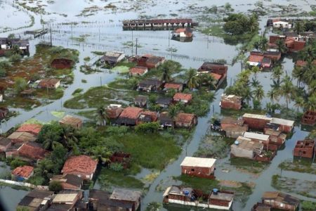 Fotografia aérea mostra enchente em cidade