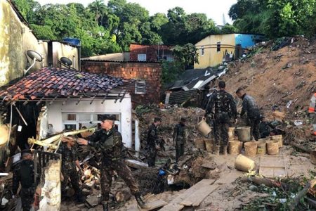 foto de soldados trabalhando em destroços em Pernambuco