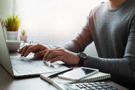 Homem usando computador
