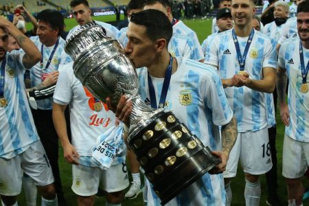 Di María segurando taça da Copa América