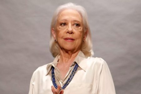 Foto colorida de Fernanda Montenegro de camisa branca e colar azul