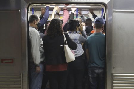 Prefeitura de Sao Paulo volta a recomendar uso de máscara em locais fechados