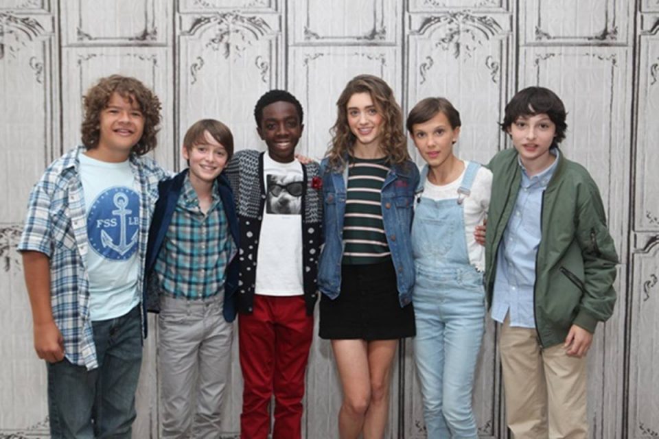 Na imagem com cor, elenco de Stranger Things posa para foto