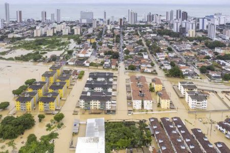 Vista aérea da região de Olinda, no Recife, após enchentes e deslizamentos de terra causados ​​por fortes chuvas em Pernambuco, Brasil