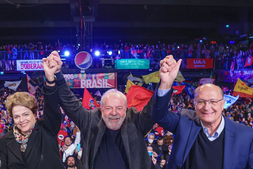 Lula discursa ao lado de Alckmin e Dilma, em Porto Alegre