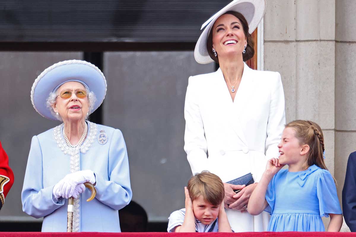 Príncipe Louis de Cambridge. faz uma careta enquanto assiste a passagem aérea da RAF com Catherine, Duquesa de Cambridge e Princesa Charlotte de Cambridge da varanda do Palácio de Buckingham