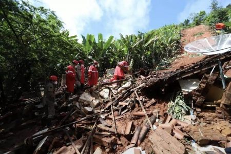 bombeiros fazem trabalho de resgate após deslizamento em pernambuco
