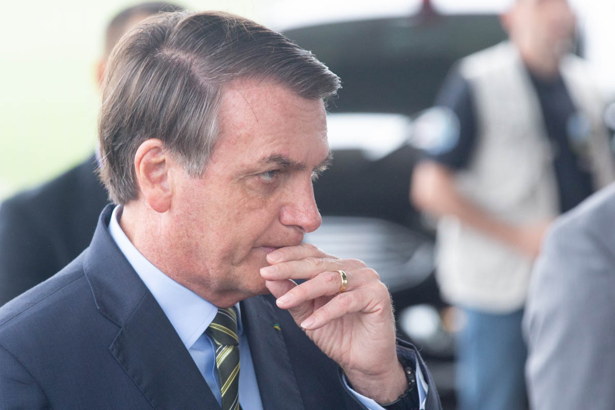 Bolsonaro com a mão no rosto