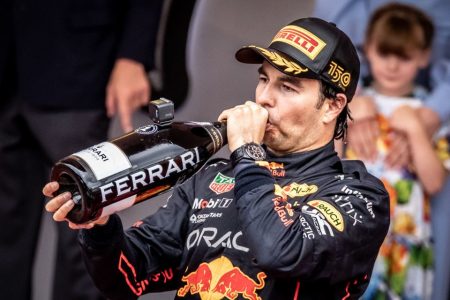 Sérgio Pérez comemorando o 1º lugar no GP de Mônaco pela Red Bull - Metrópoles