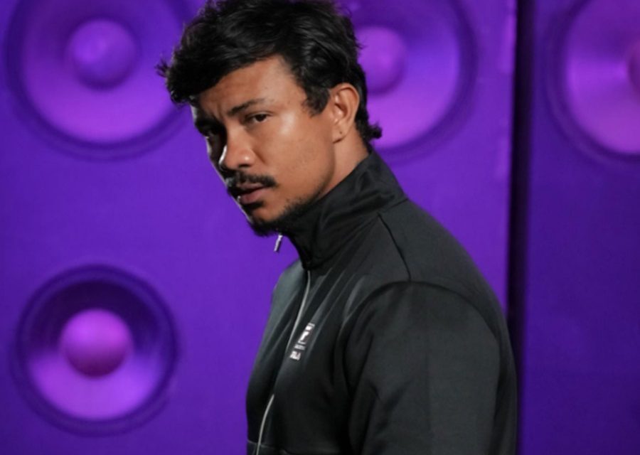 Foto colorida do rapper Xamã em fundo roxo - Metrópoles