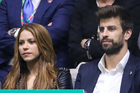 Shakira ao lado de Piqué usando preto um ao lado do outro - Metrópoles