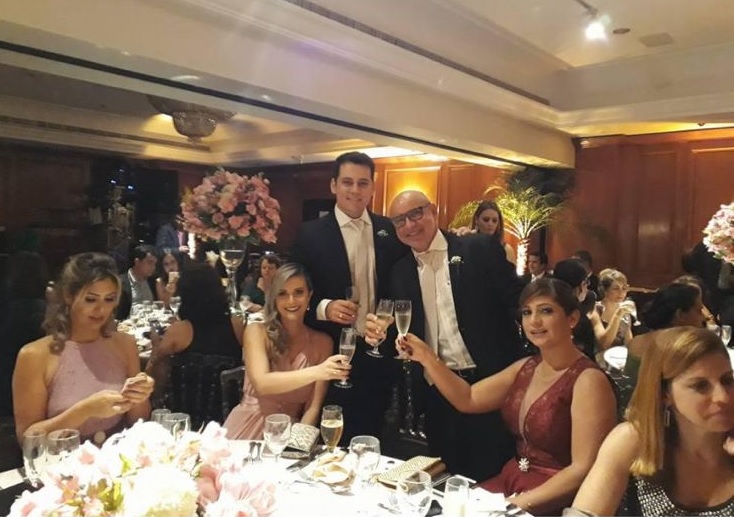 O ex-assessor Fabrício Queiroz brinda com amigos no casamento de Lygia Martan e Marcelo Siqueira, que trabalham para Flávio Bolsonaro