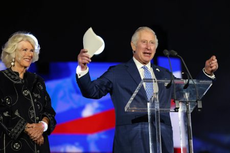 homem discursando em palanque