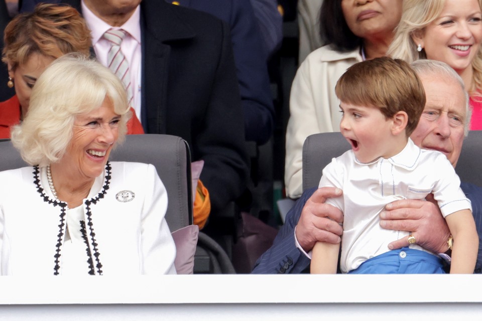 Foto colorida. Camilla Parker, príncipe Charles e príncipe Louis