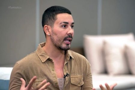 Foto colorida Carlinhos Maia usando camisa marrom - Metrópoles