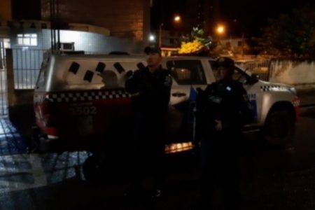 imagem colorida viatura da PM e dois policiais