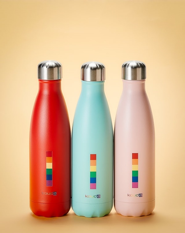 Garrafas térmicas da Amaro em homenagem ao mês do Orgulho LGBTQIA+. Cada uma delas é de uma cor e possuem um adesivo que monta a paleta de cores do arco-íris.