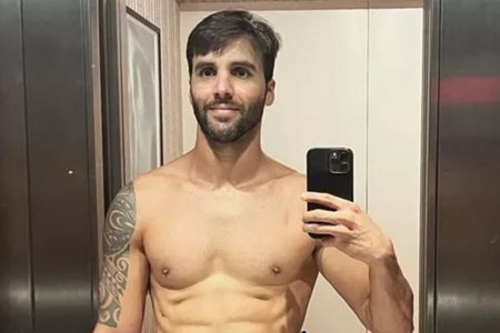 Daniel Cady sem camisa em foto no espelho - metrópoles