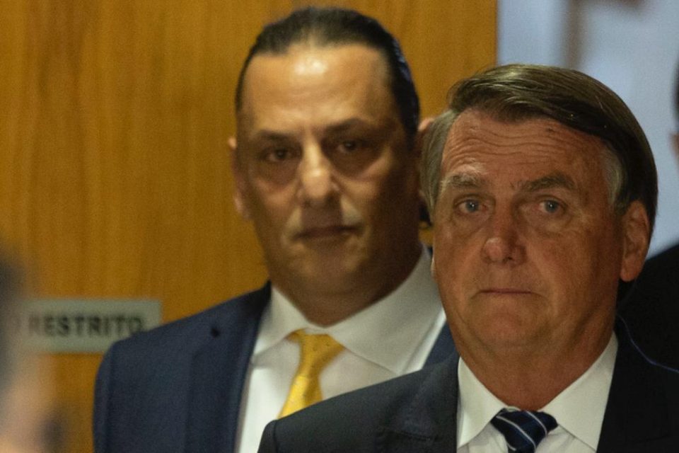 Foto colorida do presidente da República, Jair Bolsonaro, e o advogado Frederick Wassef durante coletiva sobre combustíveis no palácio do planalto -- Metrópoles