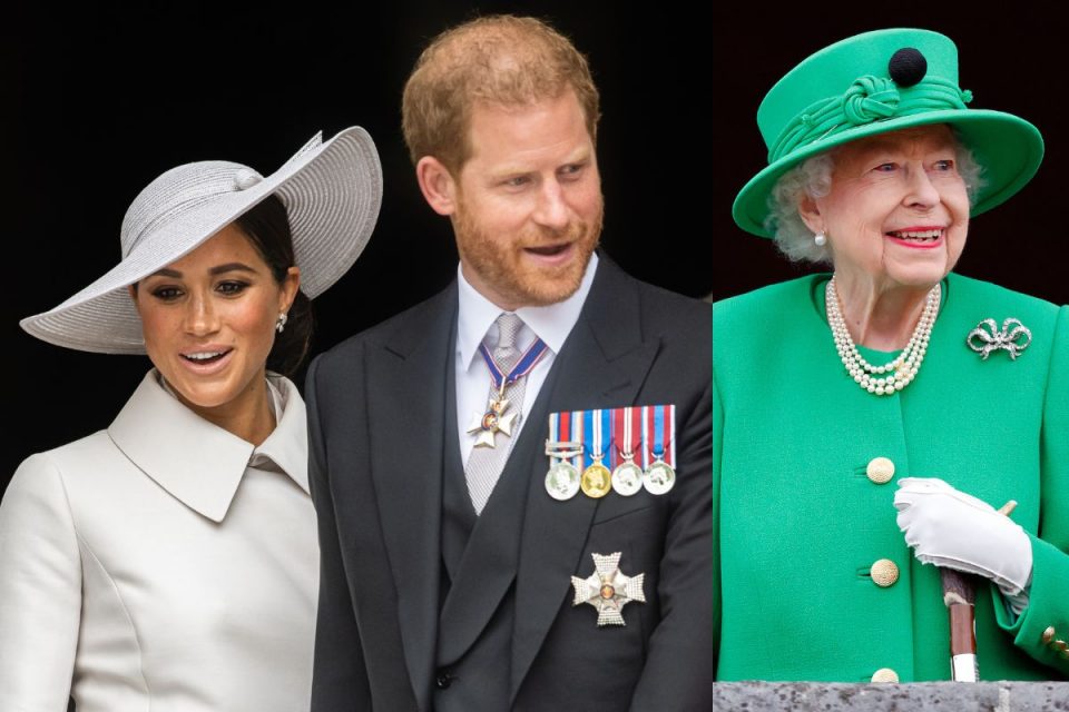 Foto colorida. Meghan Markle, príncipe Harry e rainha Elizabeth