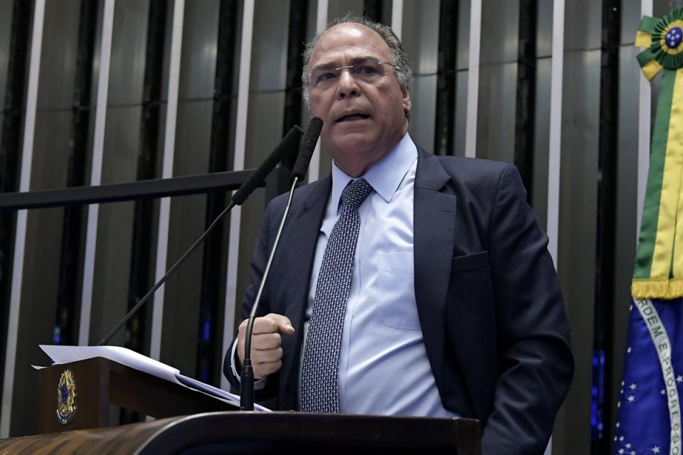 O senado Fernando Bezerra (PE-PP) discursa na tribuna do plenário do Senado - Metrópoles
