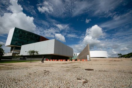 entrada para a garagem subterrânea de um prédio branco