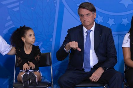 Presidente Bolsonaro se incomoda com o resultado da 2 turma do STF que julga cassação de deputado Francischini, durante o evento o chefe do executivo gesticula com o polegar para baixo