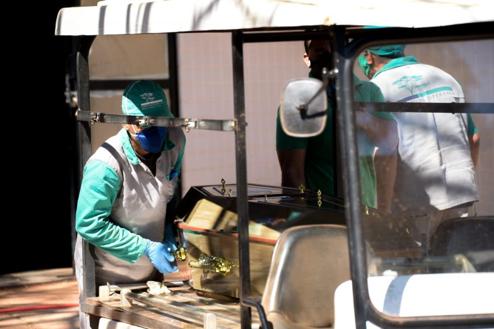 enterro coronavirus 100 mil mortos campo da esperança
