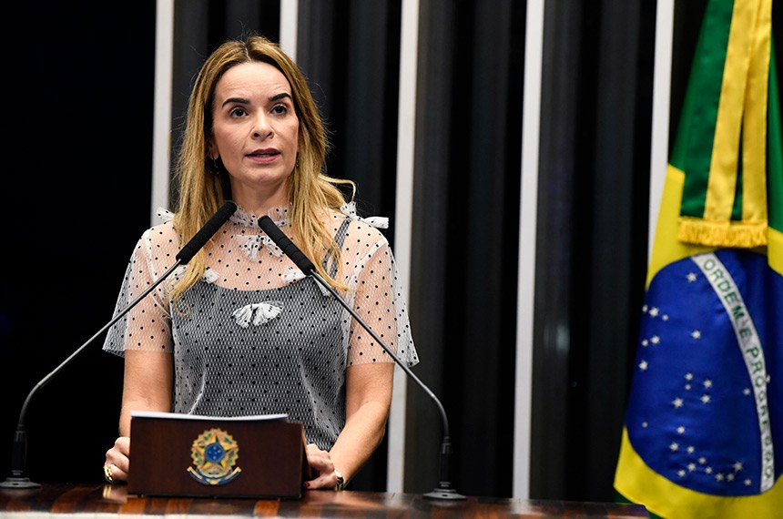 A senadora Daniella Ribeiro (PB-PSD) discursa na tribuna do plenário do Senado Federal. Ela é loira e branca - Metrópoles
