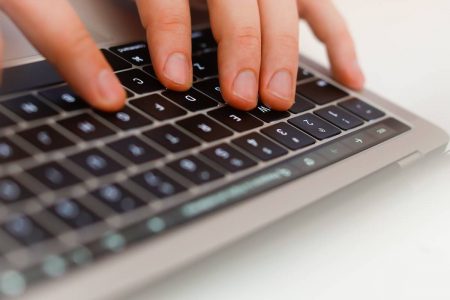 Foto colorida de um computador