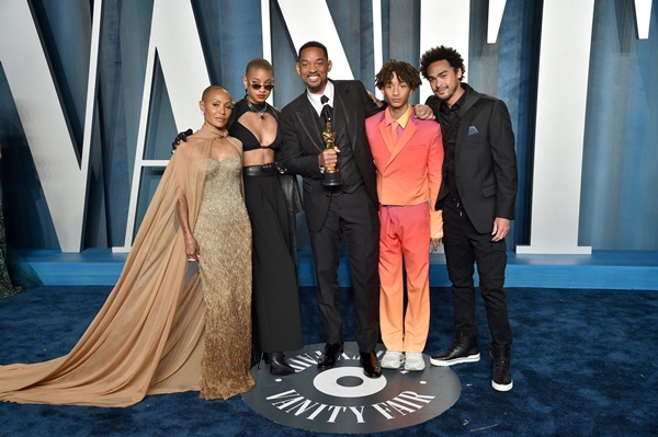Jada Smith, Willow Smith, Will Smith, Jaden Smith e Trey Smith na festa da Vanity Fair, considerada o evento pós o Oscar. Ambos usam roupas chiques e de gala para o evento
